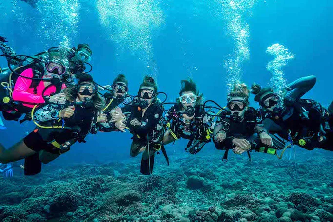Girls that Scuba Together 