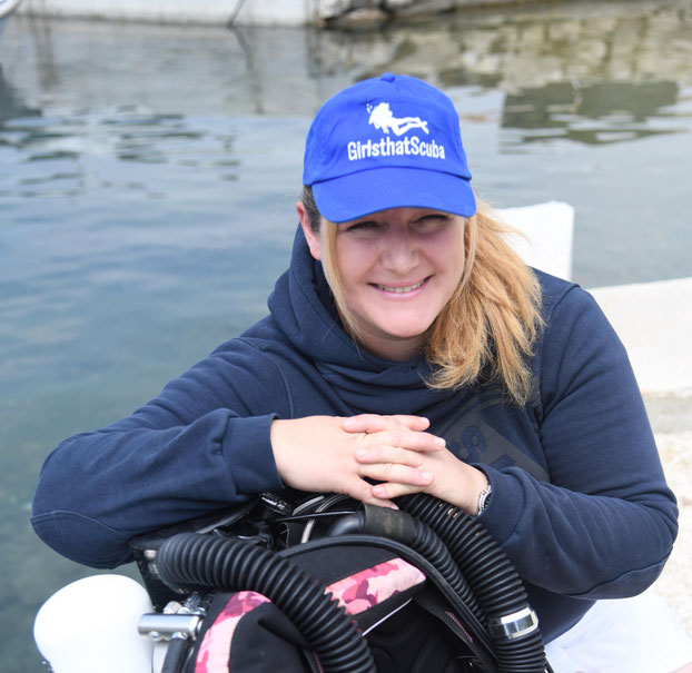 female cave diver