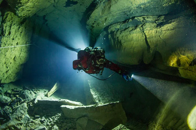 GIRLS THAT CAVE DIVE