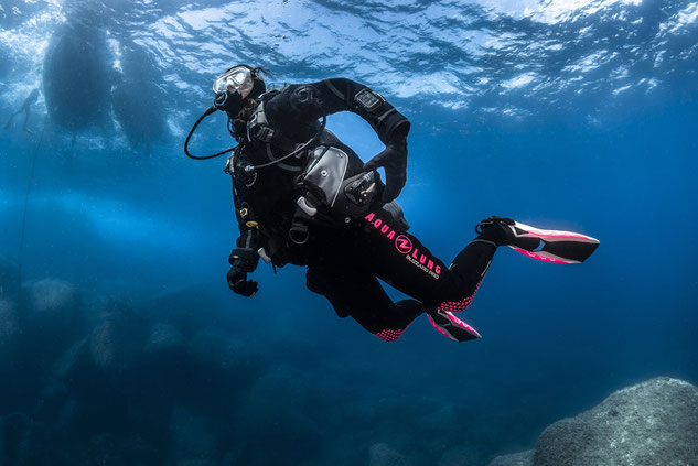 Woman scuba diving in an Aqua Lung Blizzard Pro Drysuit
